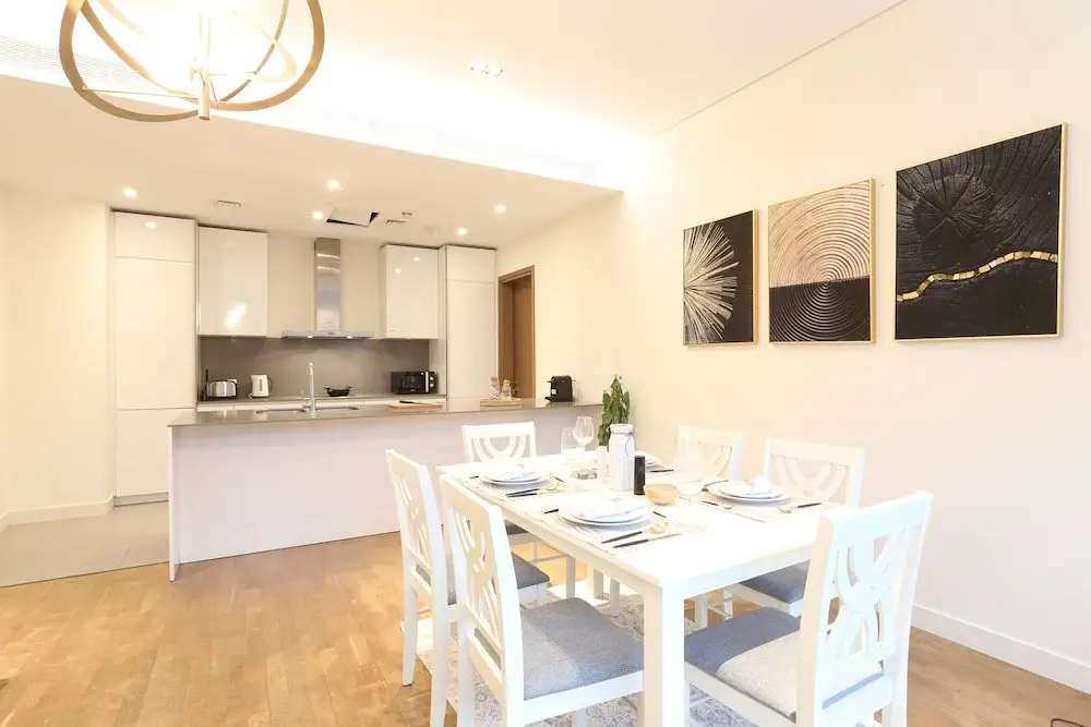 Дубай: Manzil - Sleek 2BR Home w Maids room nr Dubai Mall