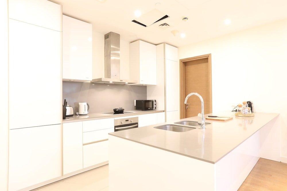 Дубай: Manzil - Sleek 2BR Home w Maids room nr Dubai Mall
