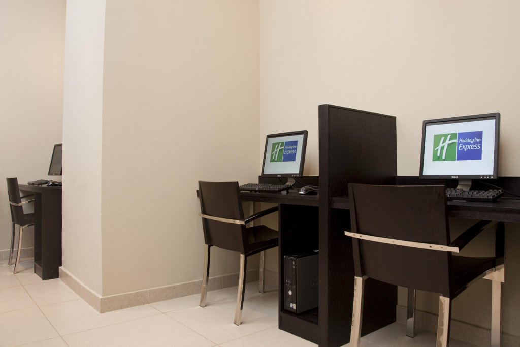 Дубай: Отель Holiday Inn Express Dubai Jumeirah an IHG Hotel