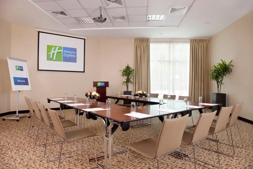 Дубай: Отель Holiday Inn Express Dubai Safa Park an IHG Hotel