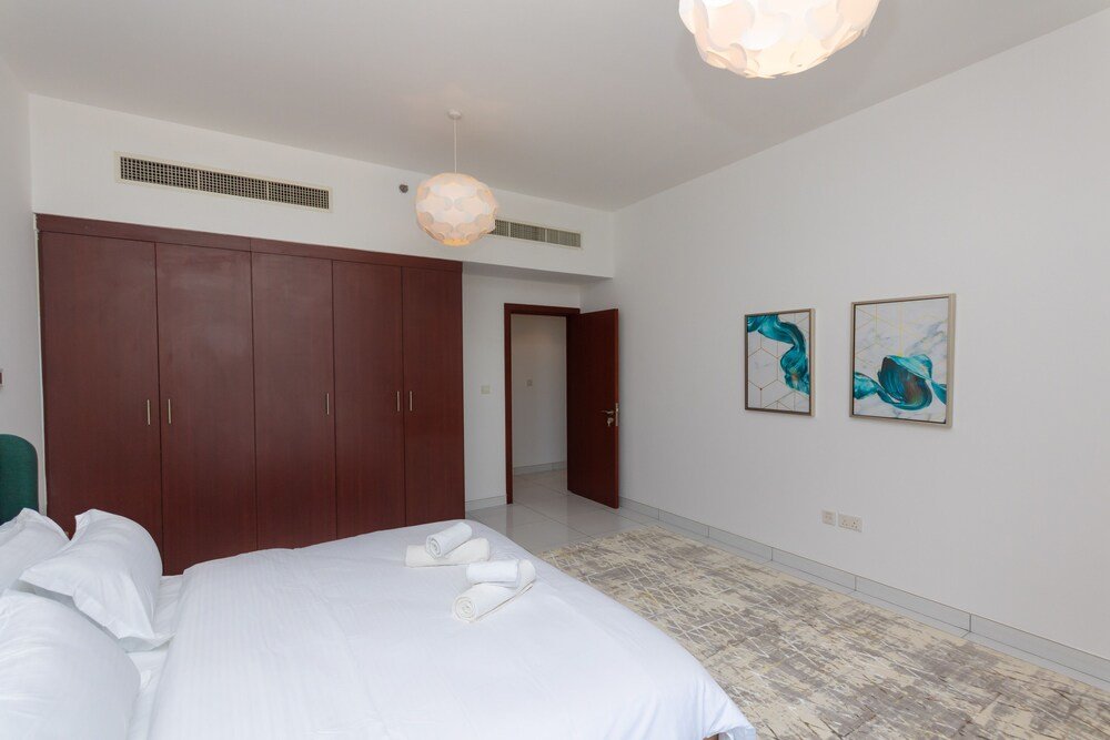 Дубай: Incredible Stay at Spacious Jumeirah Beach Dubai