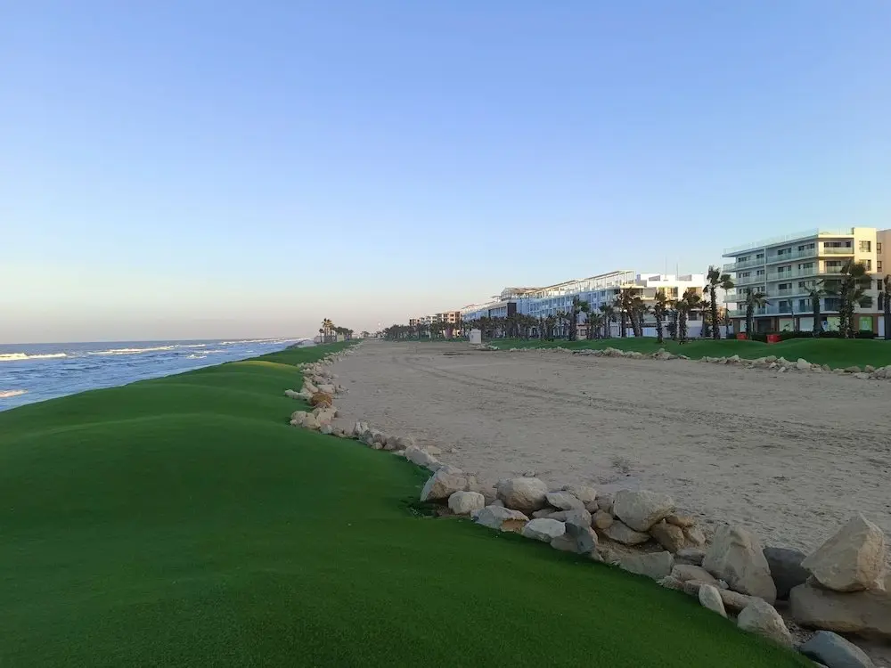 Порт-Саид: Beachfront Chalet in Porto Said With Garden