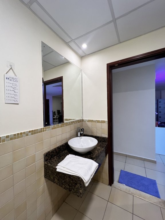 Дубай: Robin Beach Hostel JBR