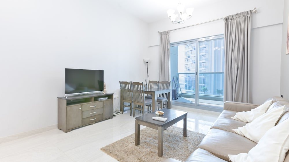 Luxury StayCation - Vibrant 1BR Apartment With Pool and Huge Balcony — фото 1