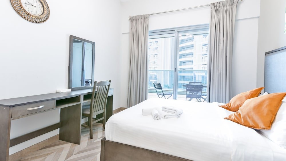 Дубай: Luxury StayCation - Vibrant 1BR Apartment With Pool and Huge Balcony