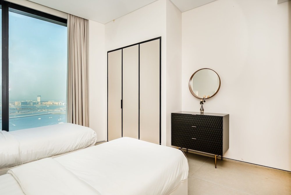 Luxury StayCation - Exquisite 2BR with Panoramic Views at Address JBR — фото 1