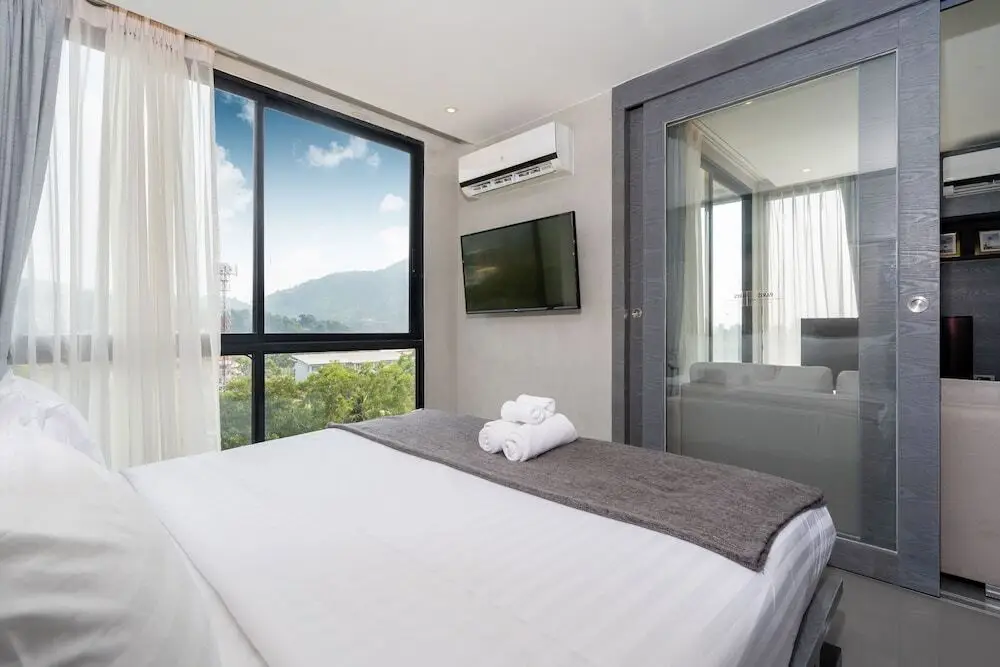 Кату: Premier Hill View Suite P708 at Citygate