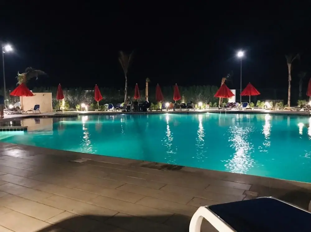 Порт-Саид: Beachfront Chalet in Porto Said With Pool & Garden