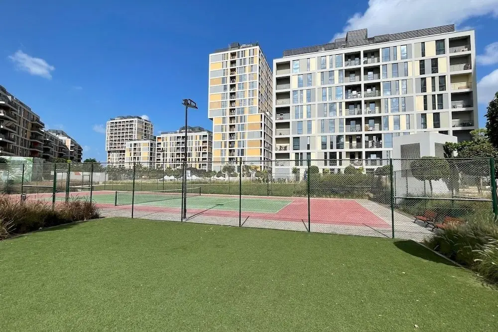 Дубай: Elite LUX Holiday Homes - Ultra Stylish 2BR Thriving Community in Production City Dubai, Dubai