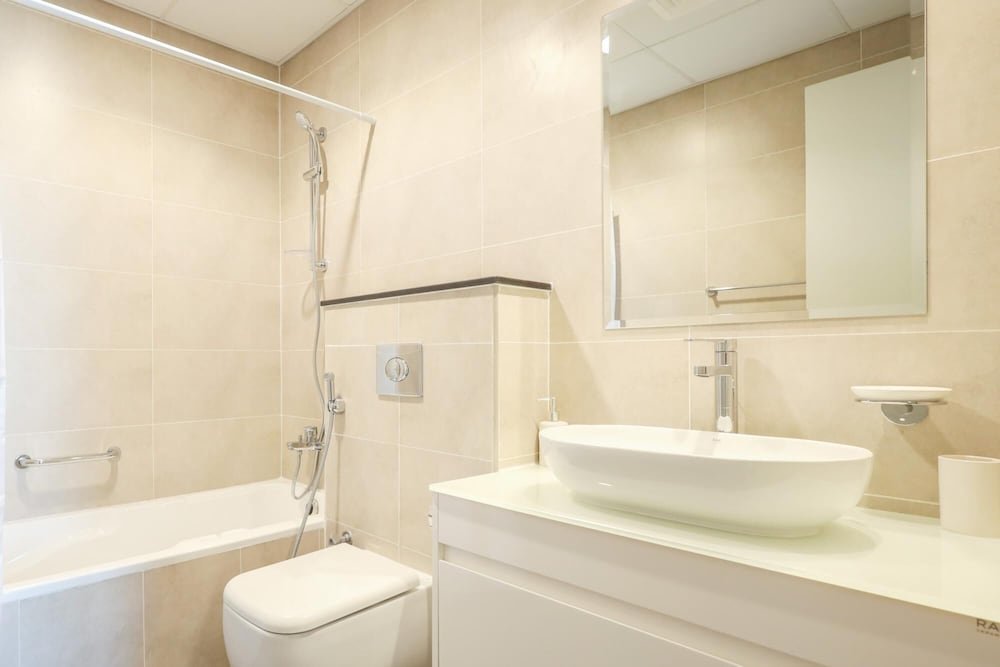 Дубай: Elite LUX Holiday Homes - Serene Golf View Living 1 BHK in Damac Hills Dubai