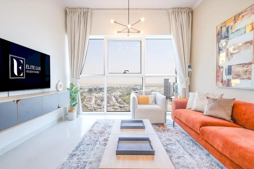 Дубай: Elite LUX Holiday Homes - Serene Golf View Living 1 BHK in Damac Hills Dubai