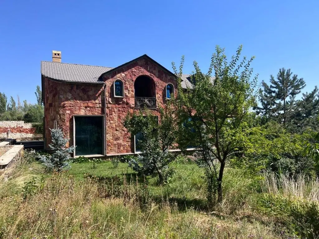Бюракан: The House