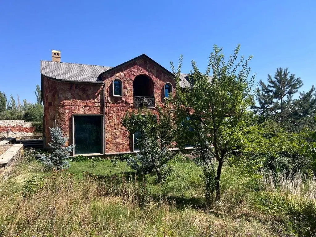 Бюракан: The House