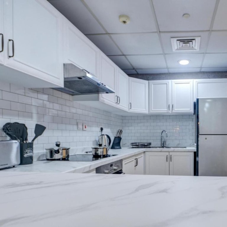 Дубай: Stunning Apartment with balcony Dubai Marina