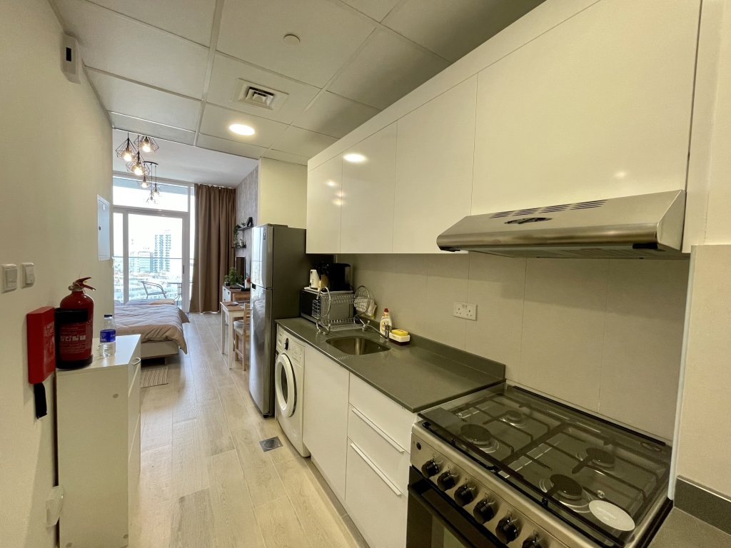 Spacious & Cute Studio with Balcony — фото 1