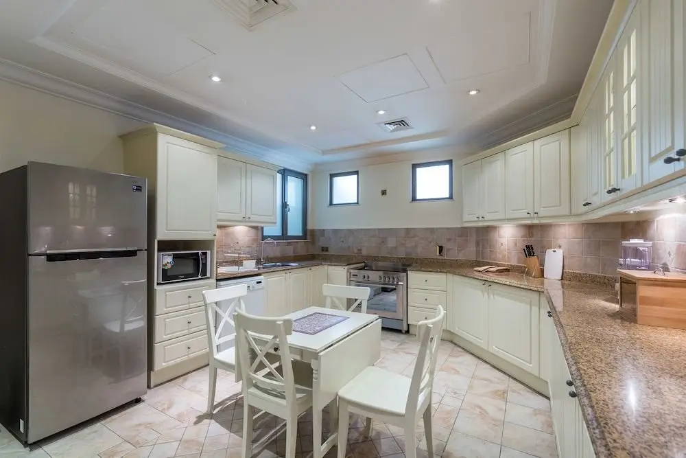 Дубай: Palm Jumeirah Villa in Frond E by Deluxe Holiday Homes