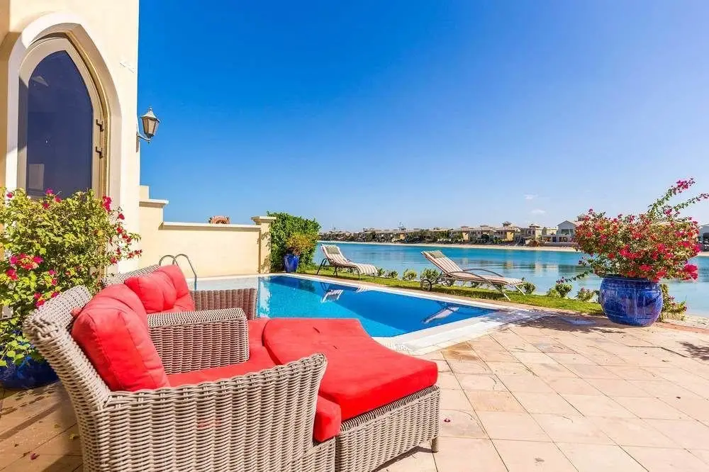 Дубай: Palm Jumeirah Villa in Frond E by Deluxe Holiday Homes