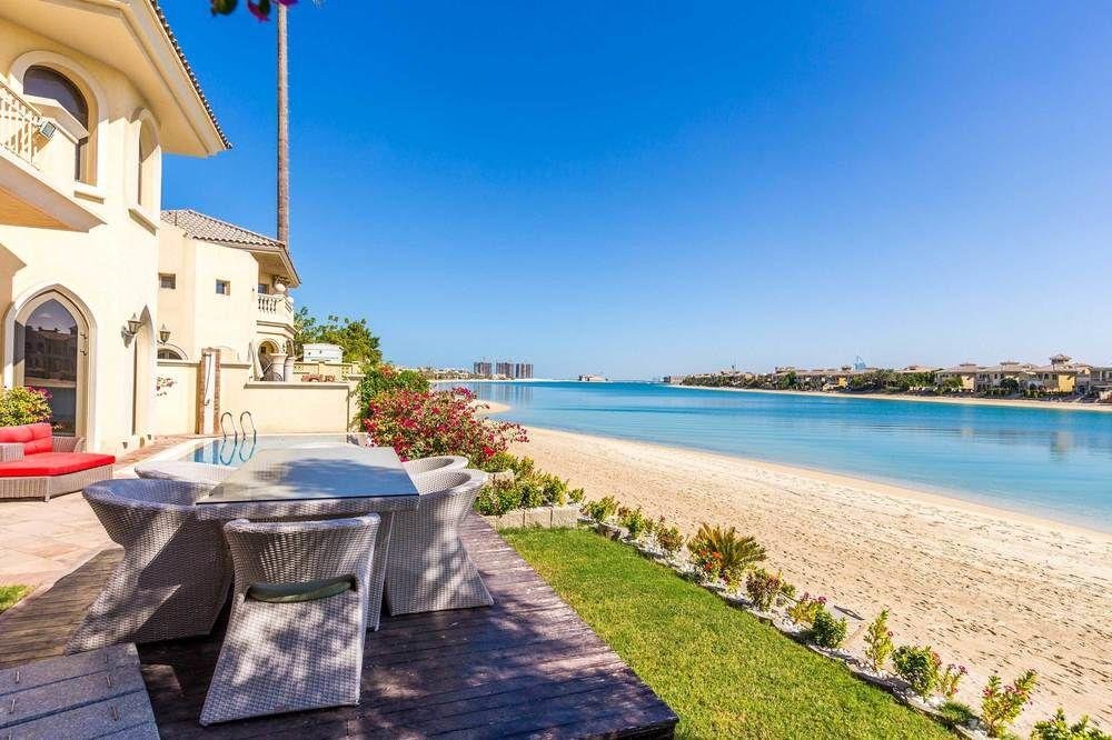 Palm Jumeirah Villa in Frond E by Deluxe Holiday Homes — фото 1