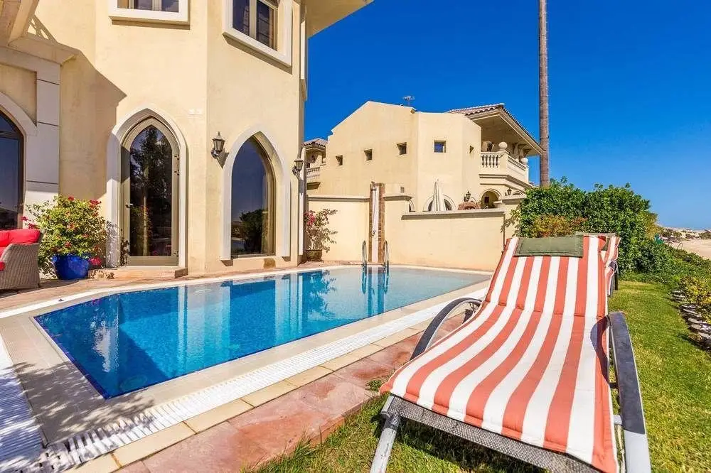 Дубай: Palm Jumeirah Villa in Frond E by Deluxe Holiday Homes
