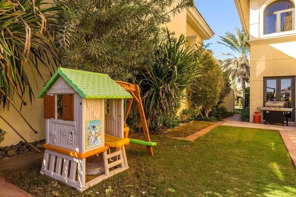 Дубай: Palm Jumeirah Villa in Frond E by Deluxe Holiday Homes