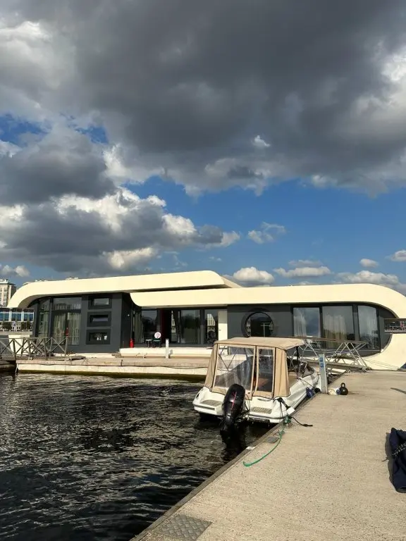 Санкт-Петербург: Частный дом на воде Whitemare на Петроградской