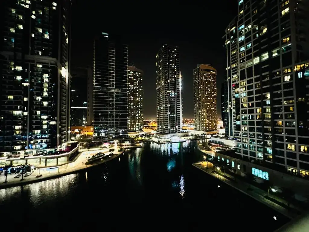 Дубай: Calm Studio at Lake View Tower Jlt by Deluxe Holiday Homes