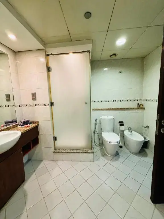 Дубай: Calm Studio at Lake View Tower Jlt by Deluxe Holiday Homes