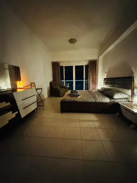 Дубай: Calm Studio at Lake View Tower Jlt by Deluxe Holiday Homes