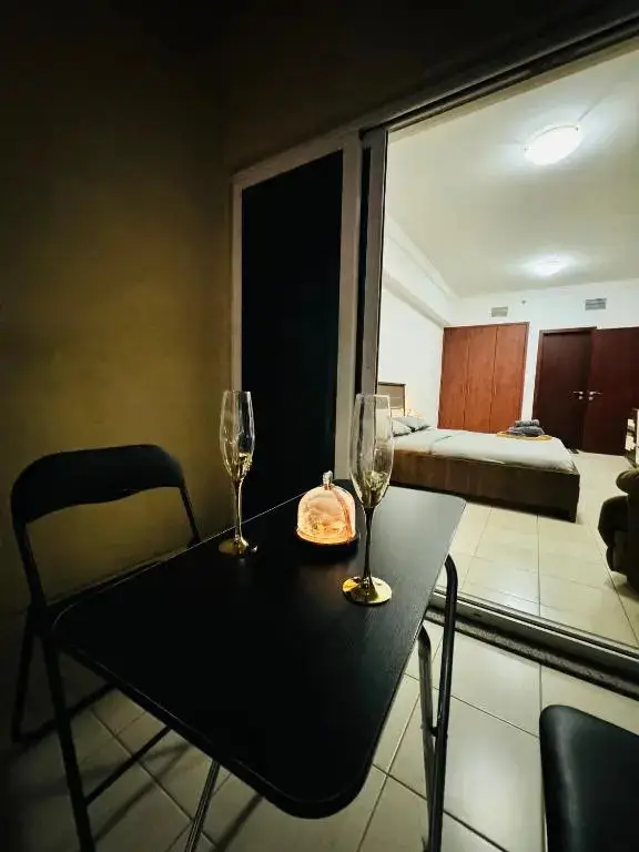 Дубай: Calm Studio at Lake View Tower Jlt by Deluxe Holiday Homes