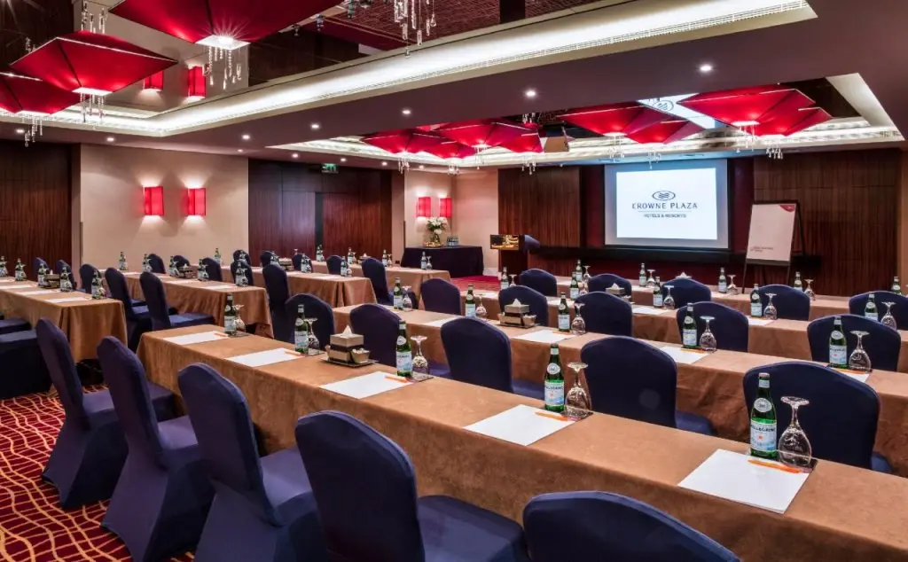 Дубай: Crowne Plaza Deira