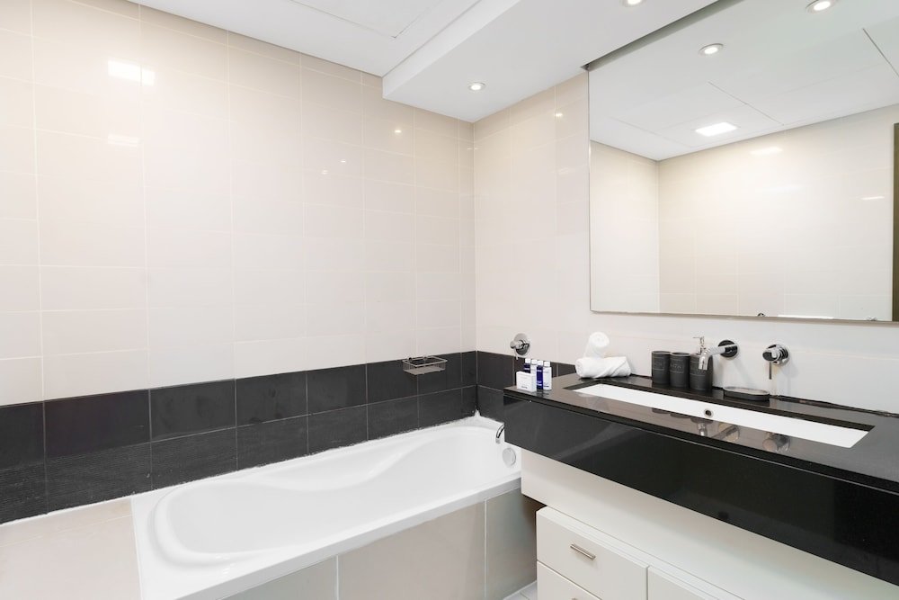 Дубай: Maison Privee - Superb Apt with Burj Khalifa, Fountain & Opera Vws