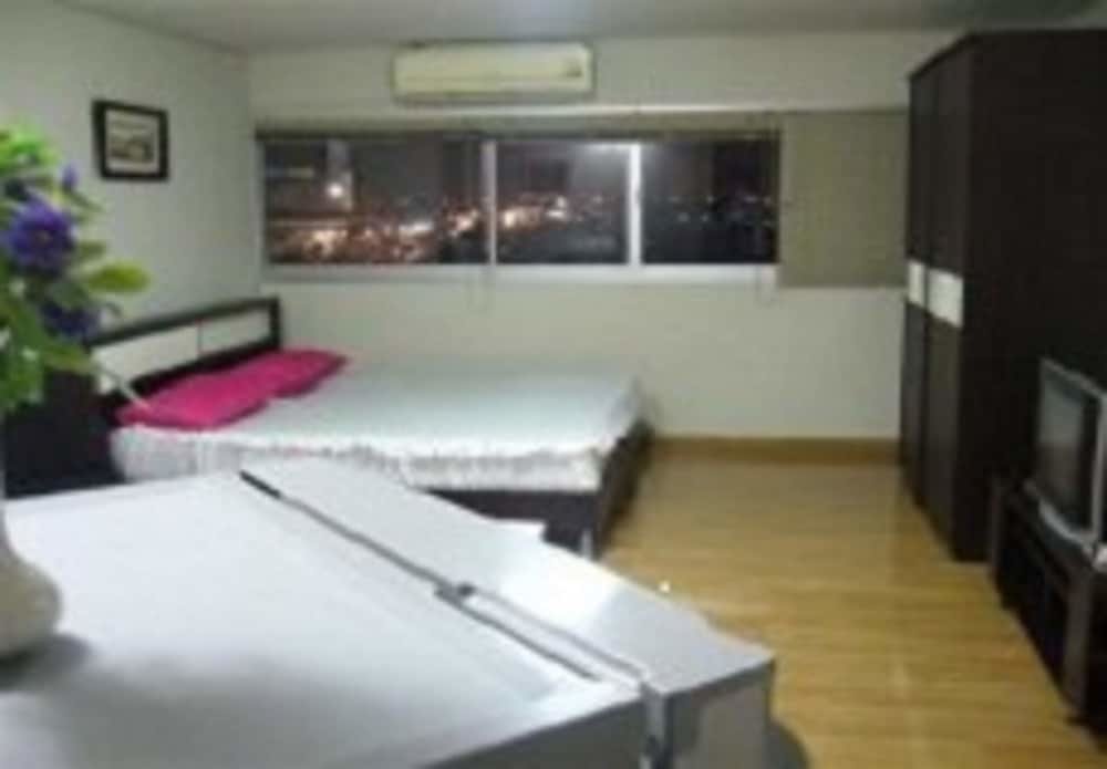 Паккрет: Room in Apartment - Thailand Taxi&apartment Hostel
