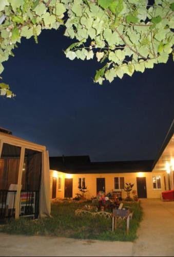 Кучугуры: V Gostyakh U Skazski Guest House