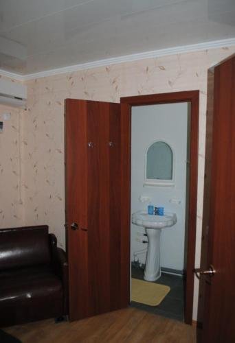 Кучугуры: V Gostyakh U Skazski Guest House