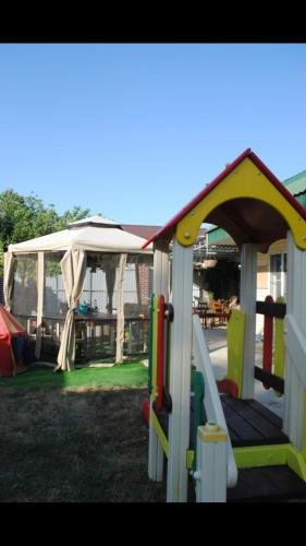 Кучугуры: V Gostyakh U Skazski Guest House
