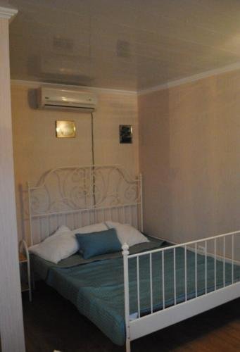 Кучугуры: V Gostyakh U Skazski Guest House