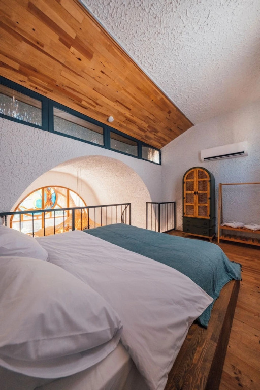 Янык: Feronia Suites