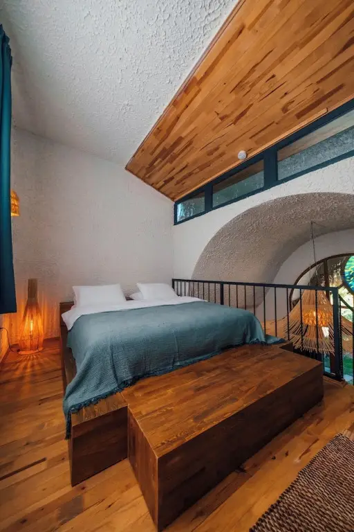 Янык: Feronia Suites