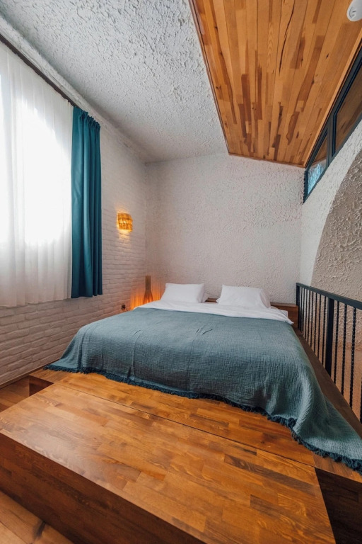 Янык: Feronia Suites