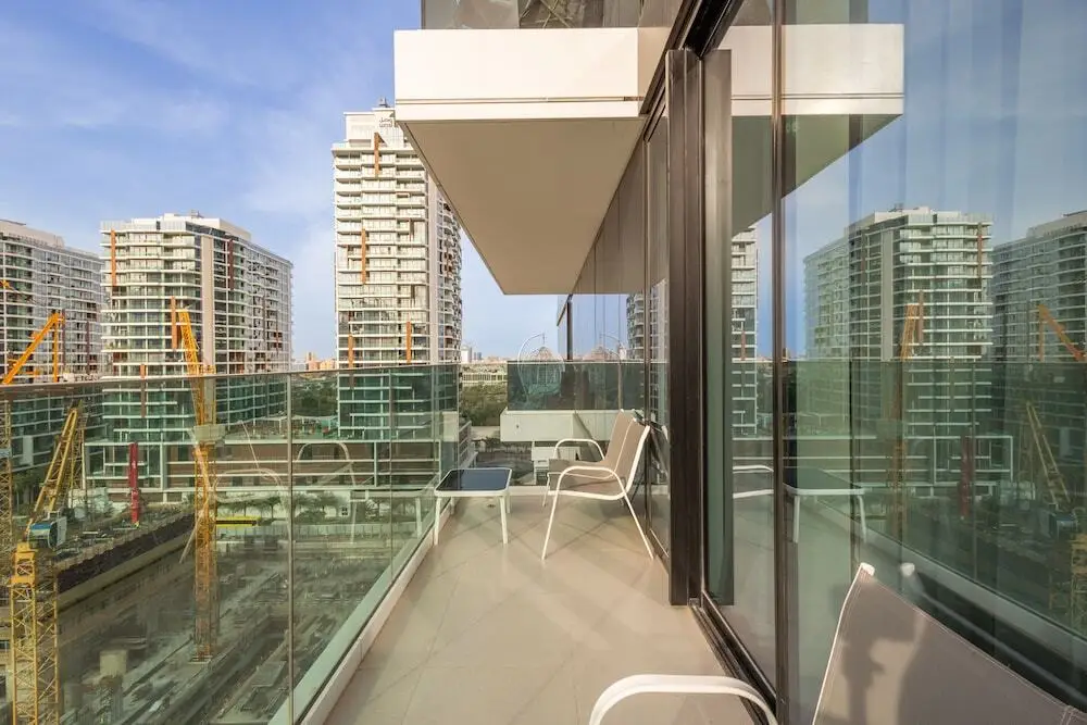 SuperHost - Chic Modern 1BR Apt Retreat with City View — фото 1