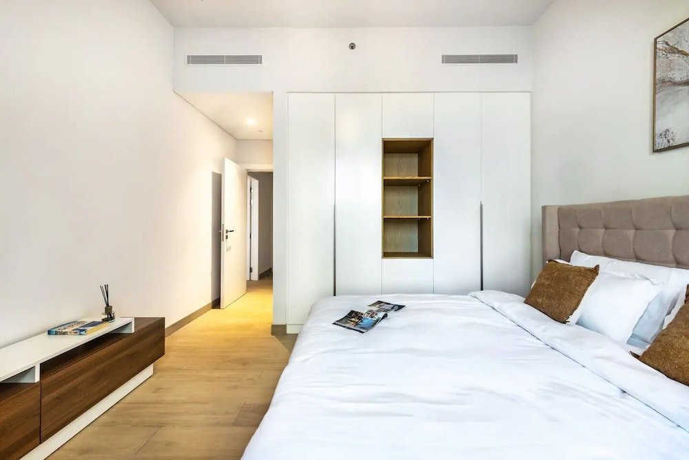 Дубай: Stylish 2BR in La Rive 2