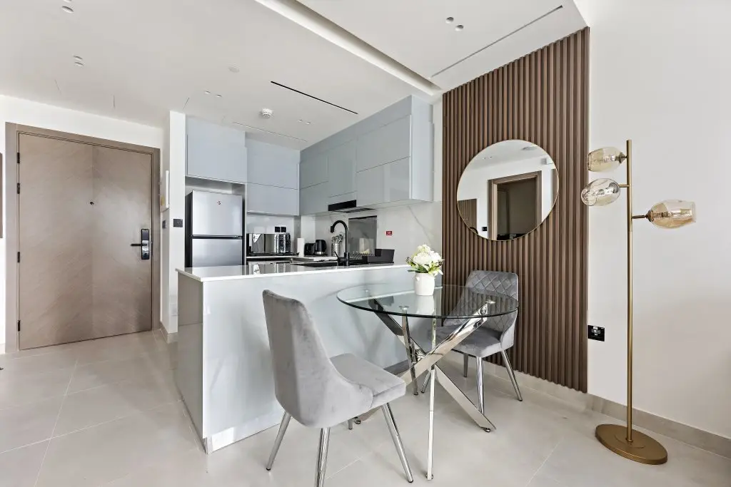 Дубай: Апартаменты WelHome - Contemporary 1BR in Binghatti Canal & Burj Views