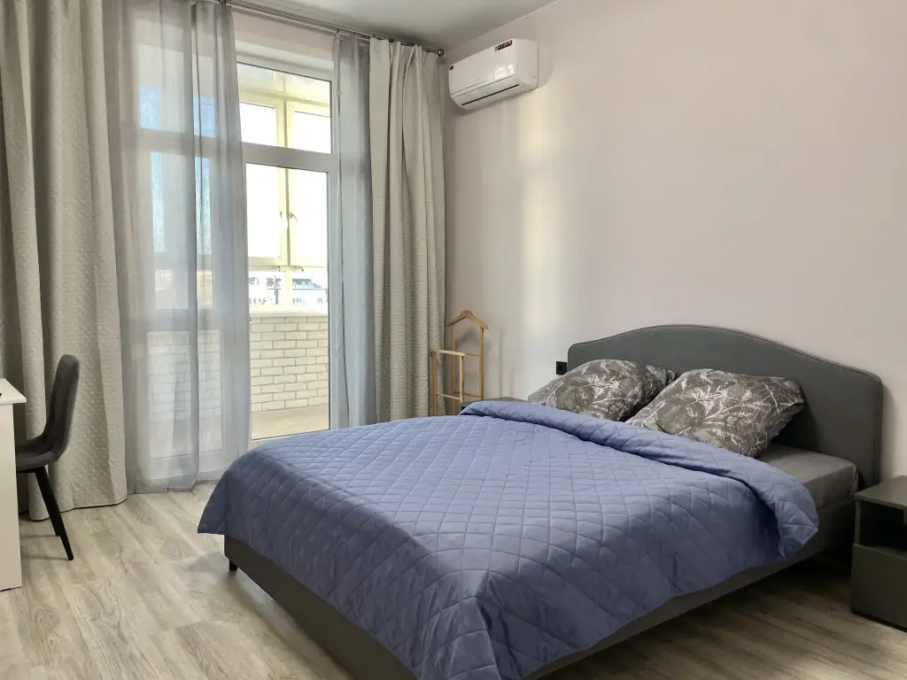 Большая двухкомнатная квартира сети "PanApartments" рядом с благоустроенной набережной — фото 1