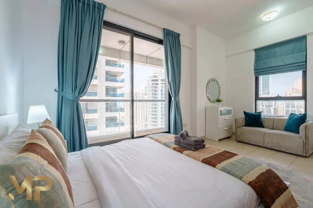 Дубай: 1 Bedroom Apartment with Panoramic Marina Views