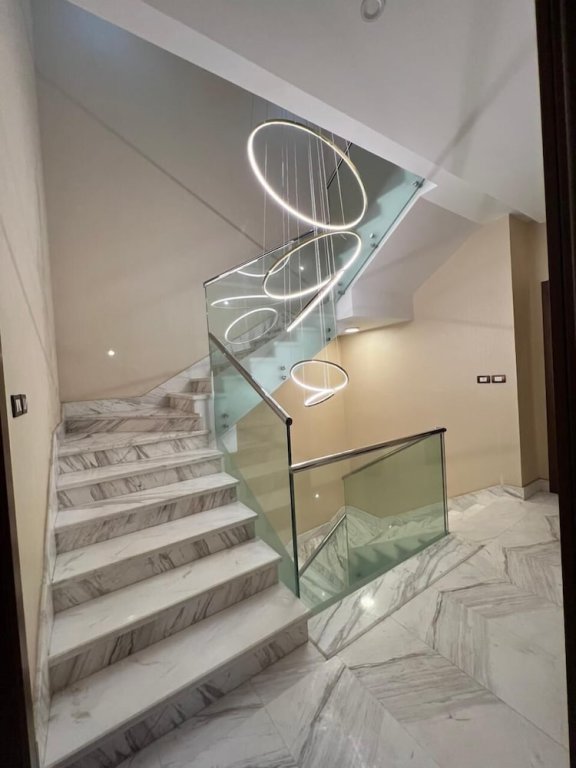 Шейх Заед Сити: Villa In Beverly Hills With Garden