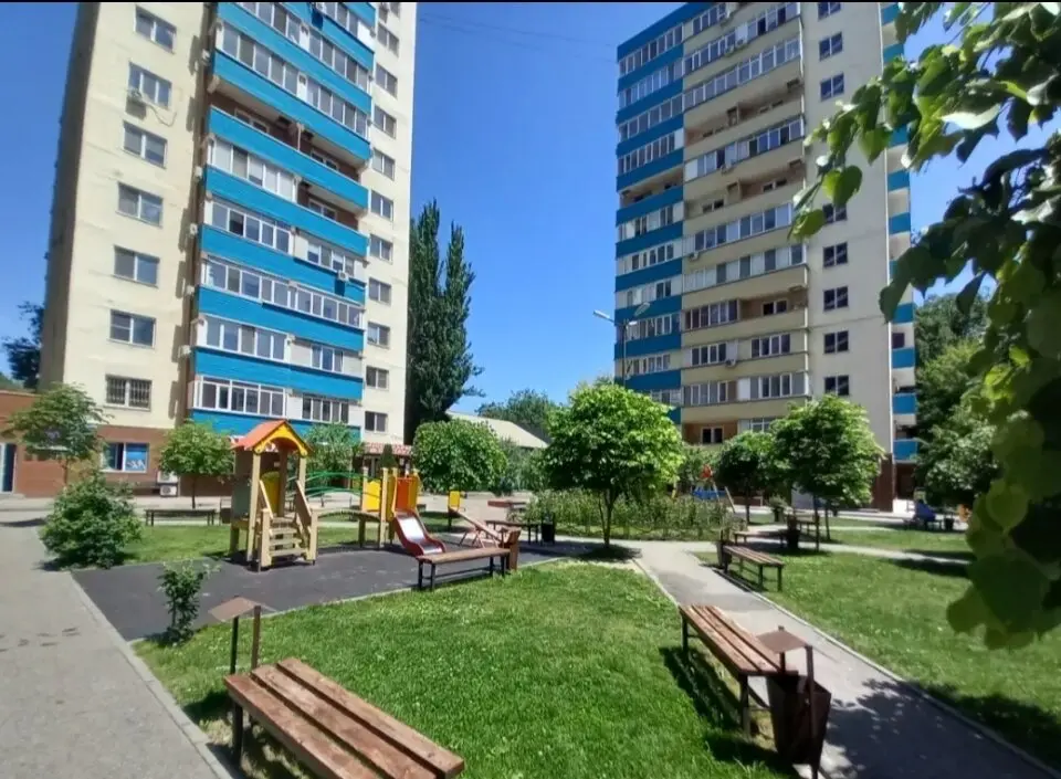 Алматы: Двухкомнатная Квартира в Центре с Видом на Город и на Горы