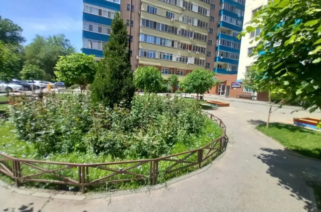Алматы: Двухкомнатная Квартира в Центре с Видом на Город и на Горы