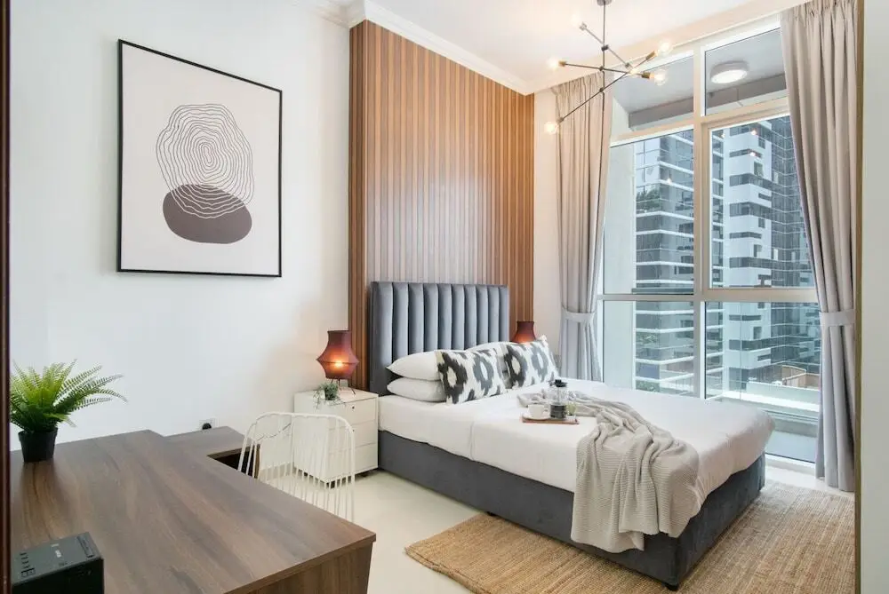 Дубай: Luxe Apartments near Dubai Mall, Burj Khalifa - Pool, Gym, & Parking by Sojo Stay