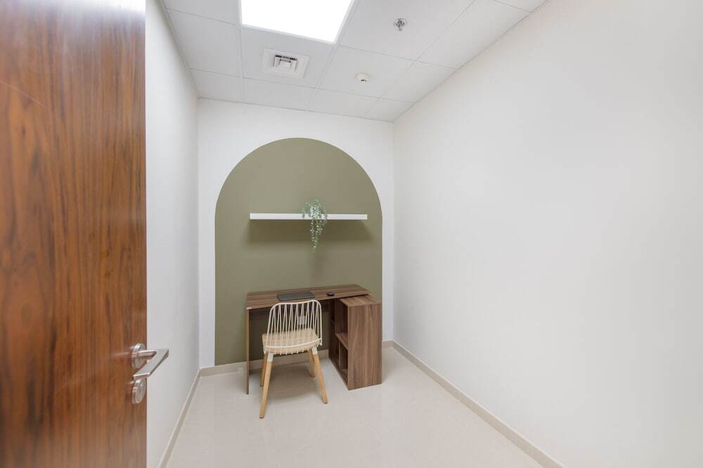 Дубай: Luxe Apartments near Dubai Mall, Burj Khalifa - Pool, Gym, & Parking by Sojo Stay