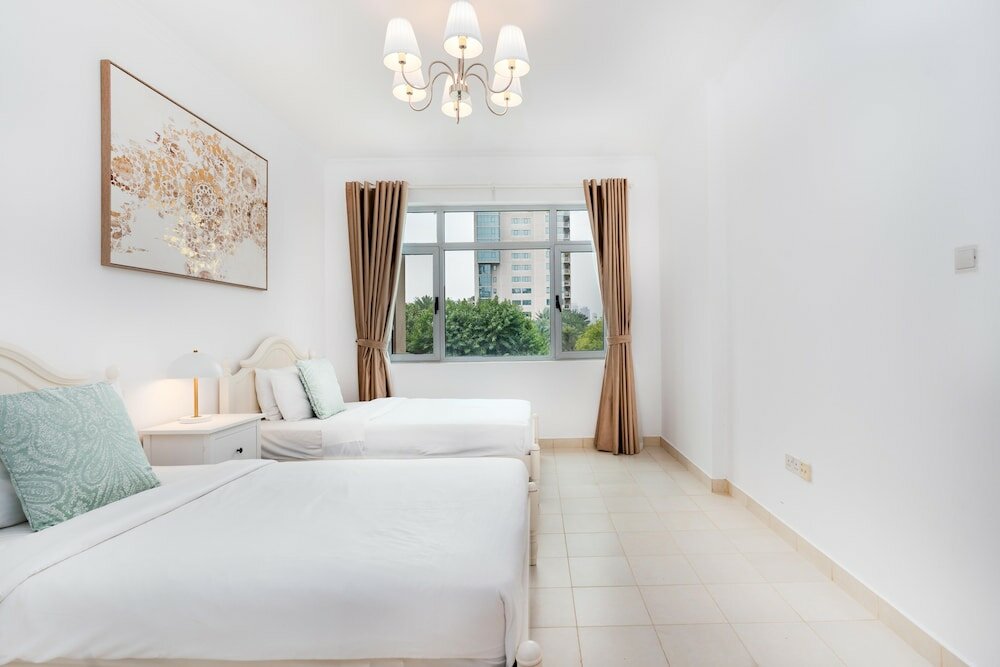 Дубай: Lux BnB Greens & Views Lake View